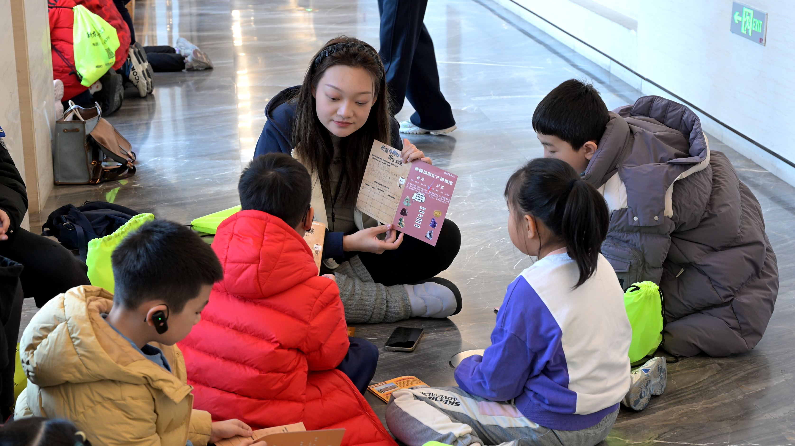 12月5日,孩子们在新疆维吾尔自治区博物馆参观。张理峰 摄
