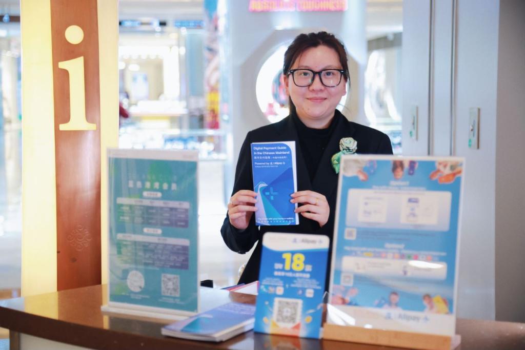 北京蓝色港湾的一处双语客服台。新华社发
