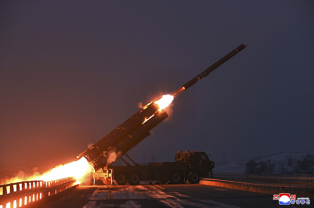 朝中社29日报道称，朝鲜28日进行远程战略巡航导弹发射训练。（视觉中国）