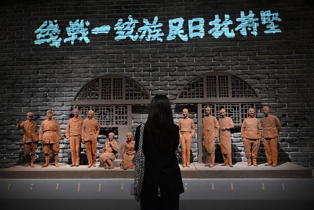 9月7日，在中国国家博物馆，一名媒体人员在参观雕塑《国际友人在延安》。新华社记者 金良快 摄