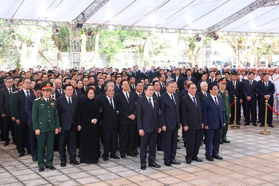 ◆阮富仲的国葬仪式上，苏林率领越共中央代表团向阮富仲敬香。