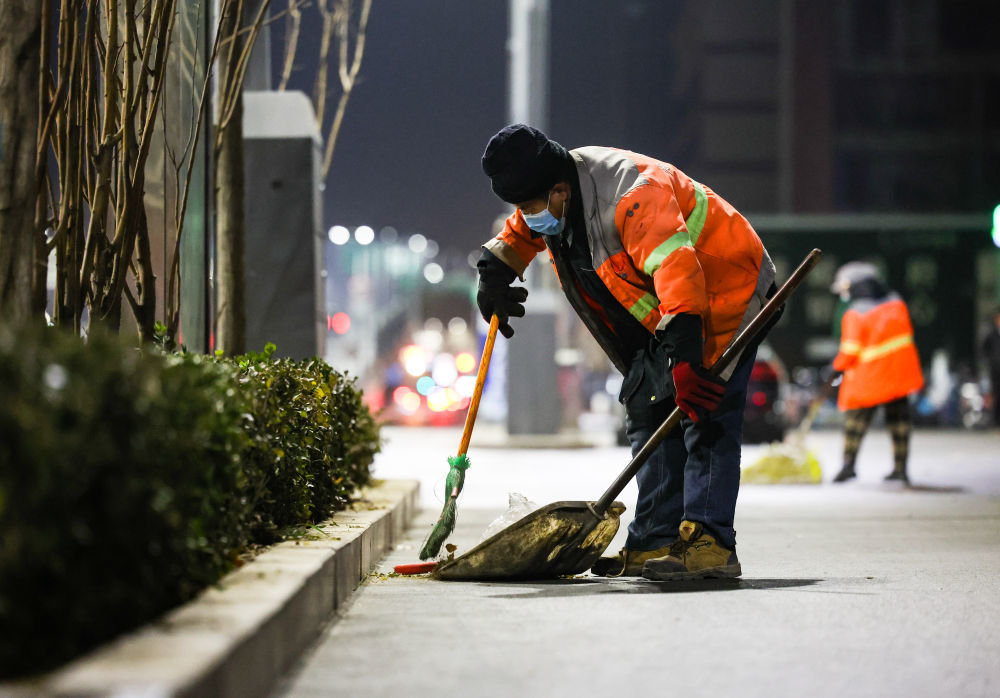 2025年1月1日清晨，河北省石家庄市新华区环卫工人在中华北大街清扫街道。新年伊始，各行各业的劳动者坚守岗位，铆足干劲，接续奋斗。新华社发（梁子栋摄）