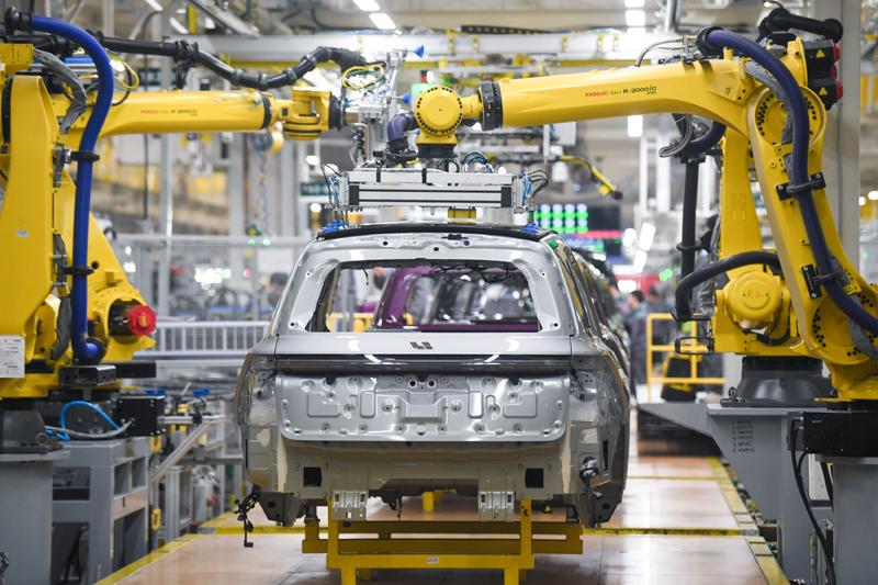 理想汽车常州基地的机器人在安装车窗玻璃。新华社记者 李博 摄