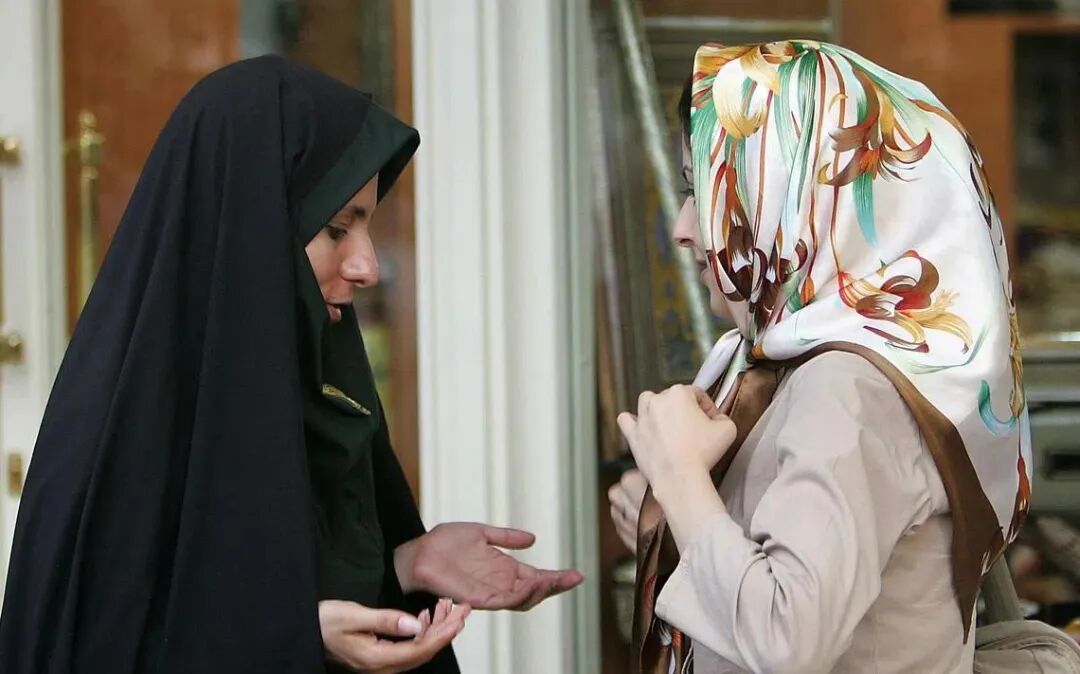 ◆穿戴头巾的伊朗女性。