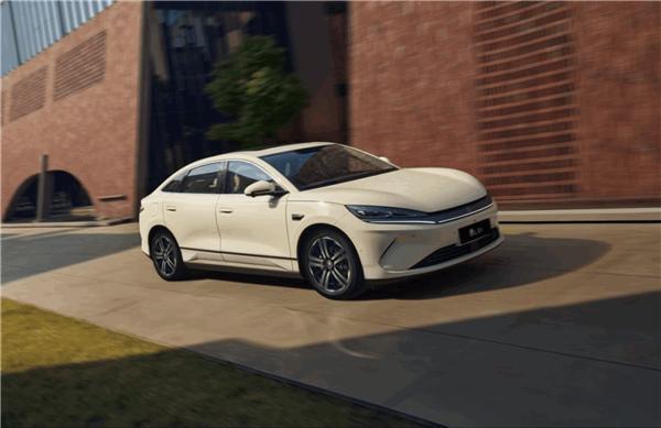 半价特斯拉Model 3国产平替选手!比亚迪秦L EV上市:11.98万起