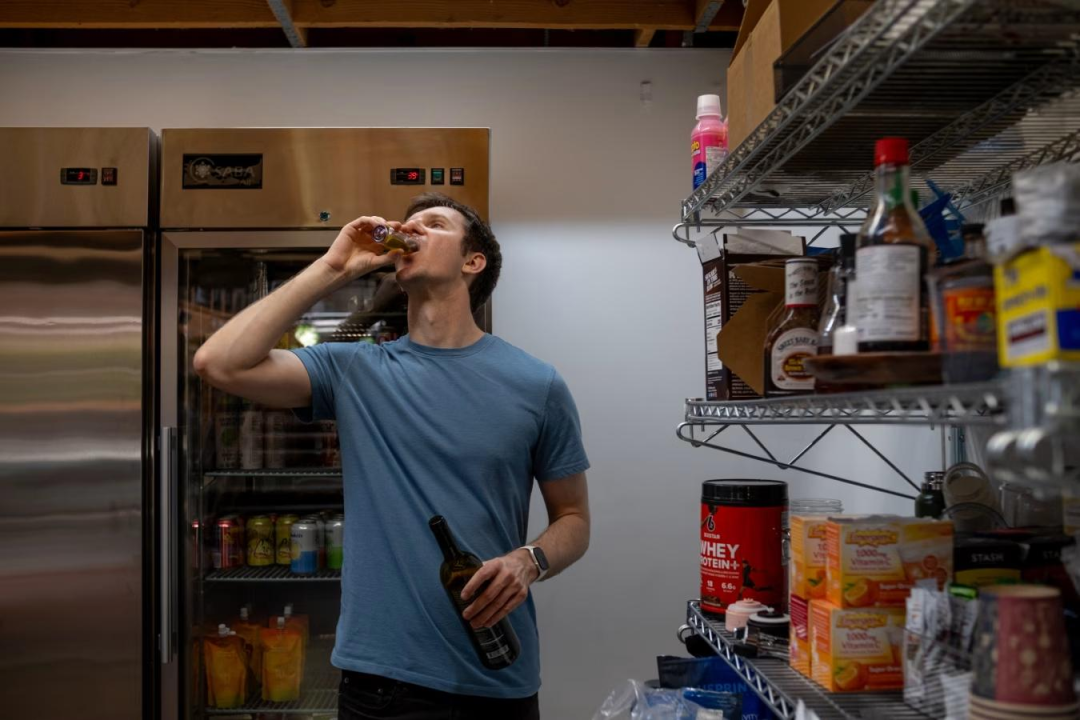 Pylon 联合创始人 Marty Kausas 正在服用膳食补充剂，图源：WSJ