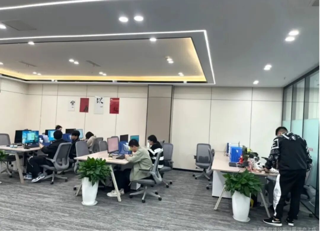 吴越所在公司设有前台、办公区、会议室,在他看来,和常规的公司没有什么区别