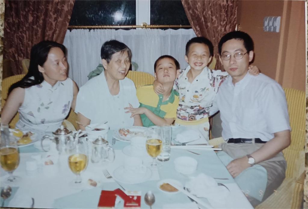 于志瀛(中)和妈妈、姥姥、表弟和舅舅施一公。