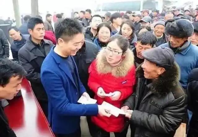 刘强东给乡亲们发钱的一幕（图源：浙江在线）