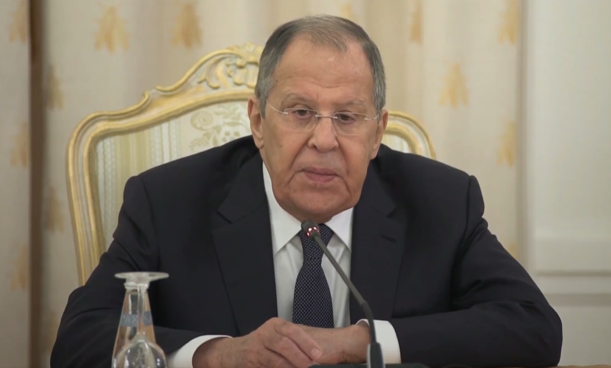 当地时间10月13日,拉夫罗夫对媒体发表讲话。图为俄媒发布的视频截图