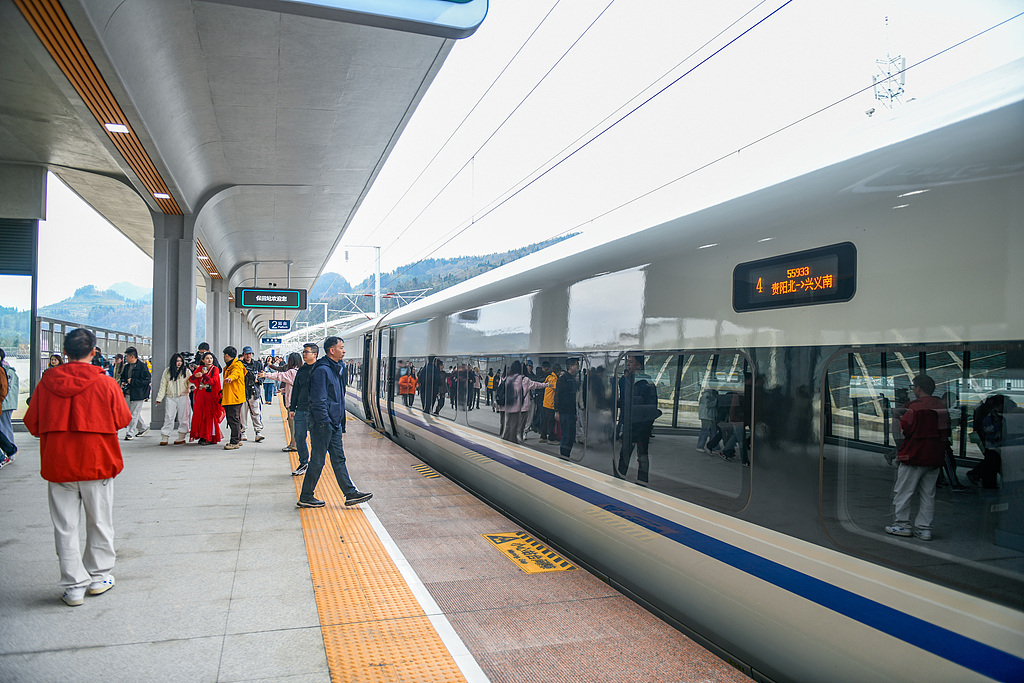 （盘兴高铁55933次运行试验列车停靠在盘州市保田站 ）