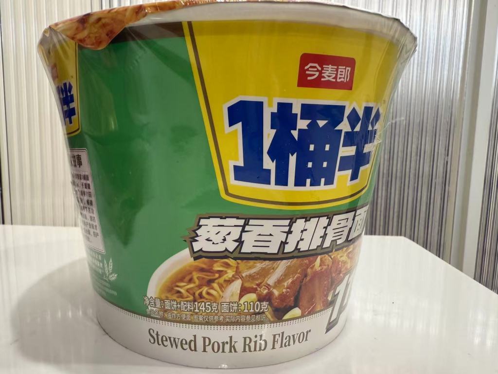热销的今麦郎 “1 桶半” 桶装方便面面饼标注的克数为 110g,产品外包装上注明:“不是两桶买不起,而是1桶半更有性价比:与今麦郎弹面小桶产品对比” 等字样。