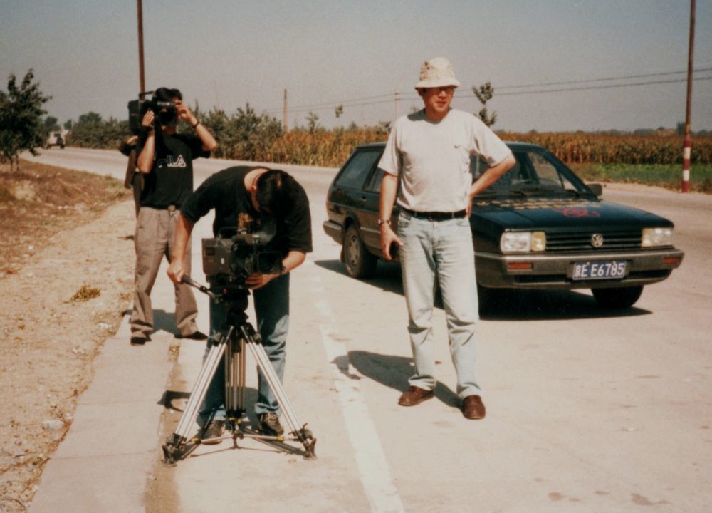 冯雪松（右）和摄制组在保定当年的战地寻访。孙进柱 摄