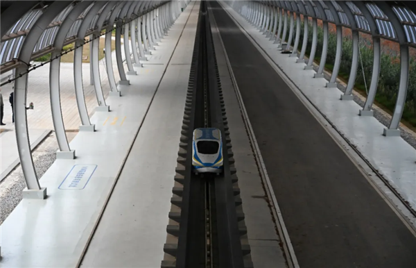 贴地飞行!5.3秒飙到800km/h 国产高铁模型车刷新世界纪录