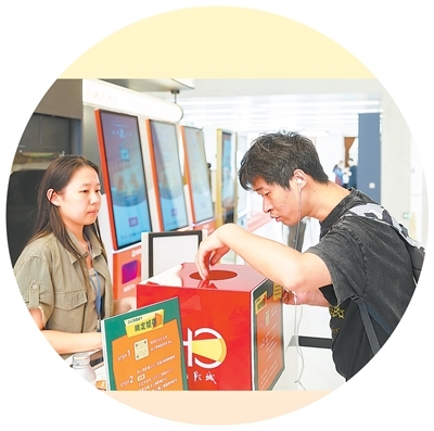 观众在上海某影城凭电影票根参加抽奖活动。 新华社记者 王 翔摄