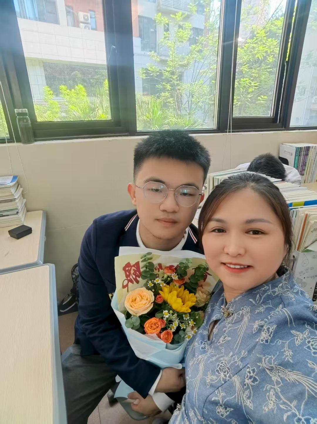 ▲文丽娟和儿子万鑫宇 受访者供图