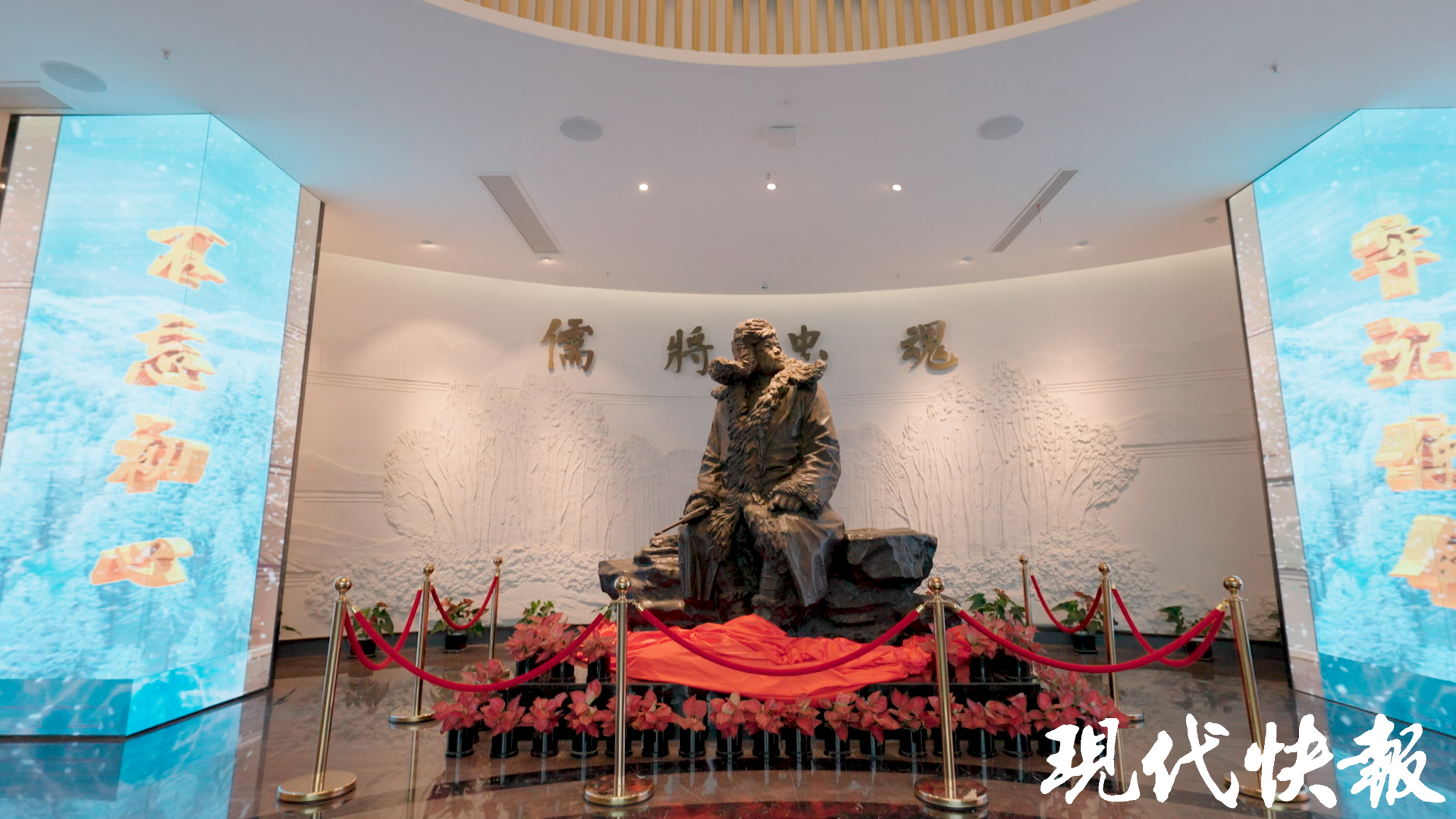 冯仲云雕像