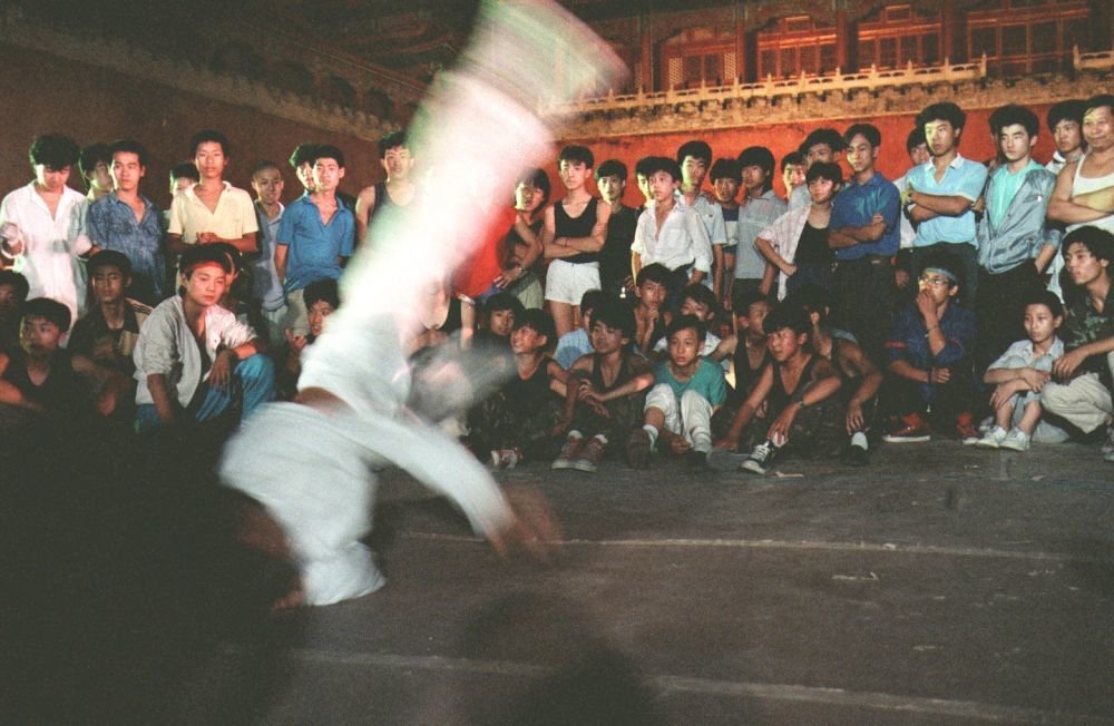 1988年/年轻人在午门广场表演霹雳舞/摄影:李明放