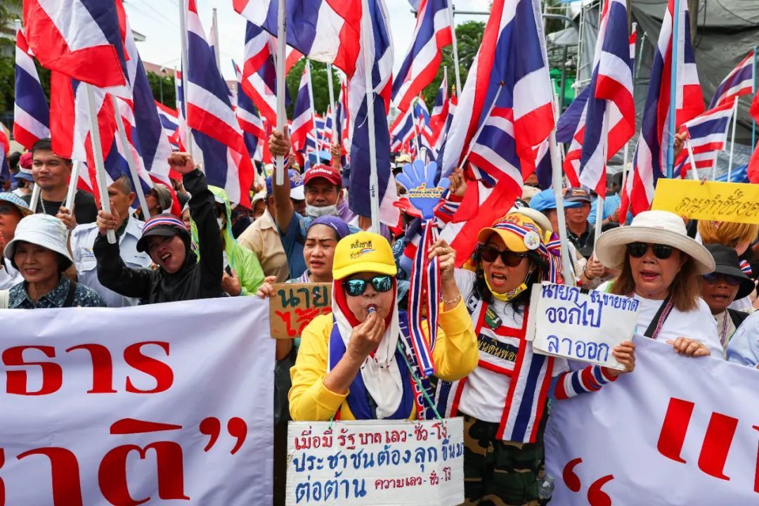 6月19日，泰国曼谷，抗议者聚集在政府大楼附近示威，要求佩通坦辞职。本文图/IC