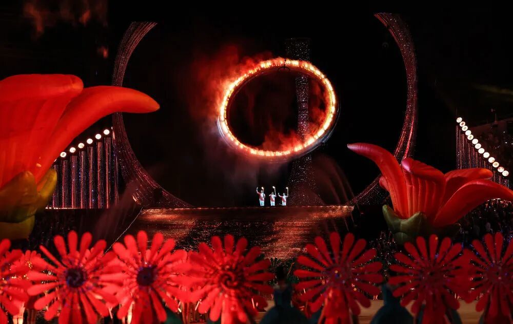 主火炬被点燃。新华社记者 潘昱龙 摄