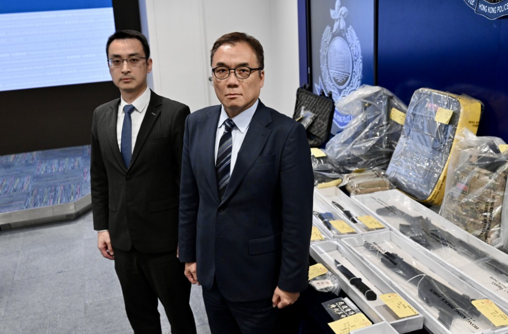 国安处总警司李桂华(右)及警司周学贤(左),以及缴获的涉案物品。星岛头条