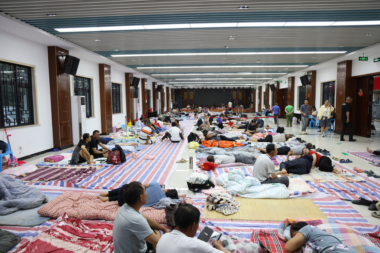 台风夜,230多名工人在金塘岛山潭村文化礼堂内安心休息。通讯员 张玮 摄