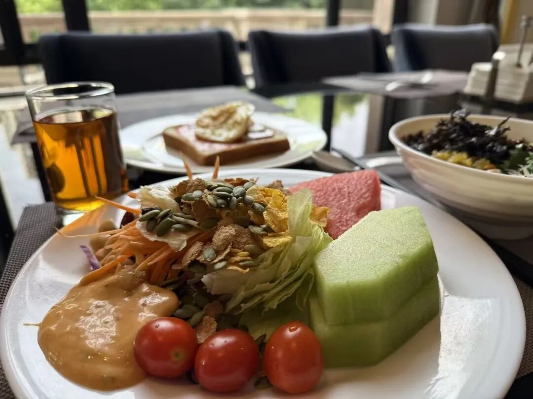 经常出差的陈羽薇于酒店用餐