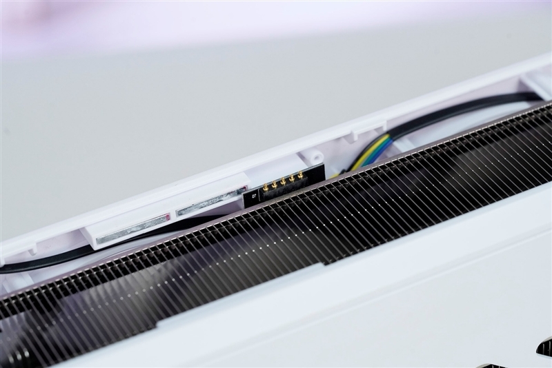 电竞叛客RTX 5070 Ti MAX显卡评测:300W性能释放畅玩4K 隐藏电源线设计海景房绝配