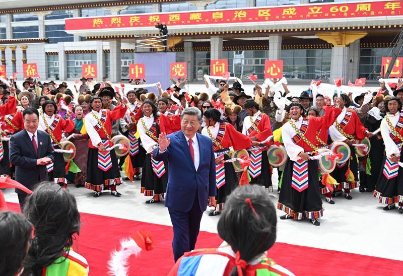 △2025年8月21日,习近平总书记在拉萨出席西藏自治区成立60周年庆祝活动后,乘专机返回北京。总书记在拉萨贡嘎机场向前来欢送的各族群众挥手致意。