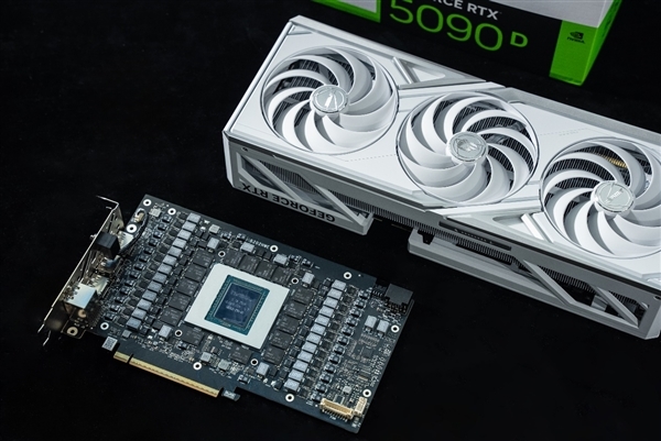 28999元!七彩虹RTX 5090D白火神显卡勇破7大世界纪录:频率超3.5GHz