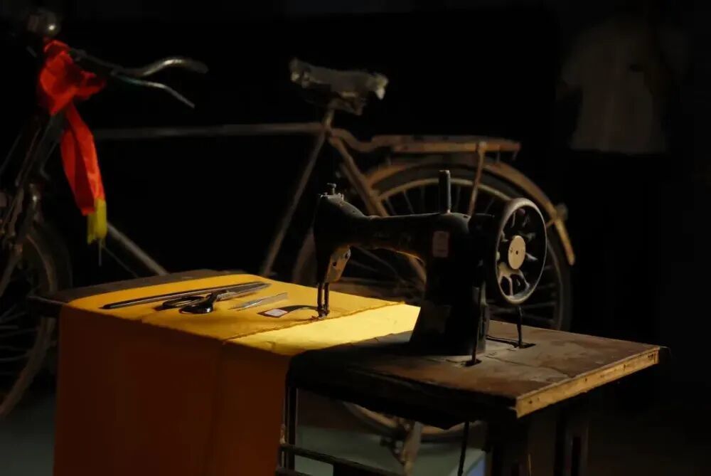 ● 波司登创业初期使用的自行车和缝纫机