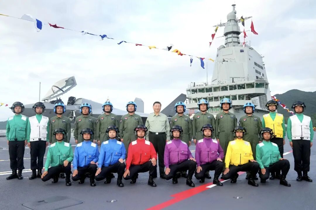 11月5日,我国第一艘电磁弹射型航空母舰福建舰入列授旗仪式在海南三亚某军港举行。中共中央总书记、国家主席、中央军委主席习近平出席入列授旗仪式并登舰视察。这是习近平同舰载机飞行员、航空保障人员合影留念 图:新华社