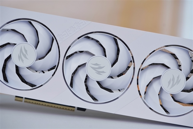 影驰GeForce RTX 5080圣刃OC显卡评测:小尺寸高性能 高端玩家完美之选