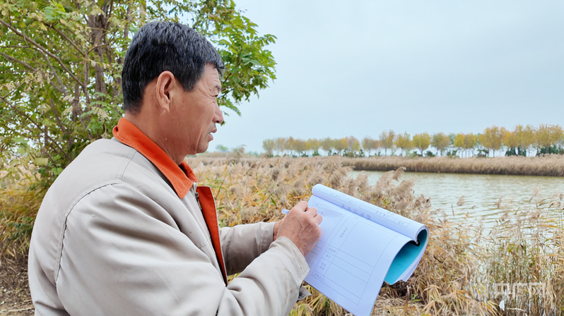 巡护员正在进行观测记录(央广网见习记者 张润 摄)