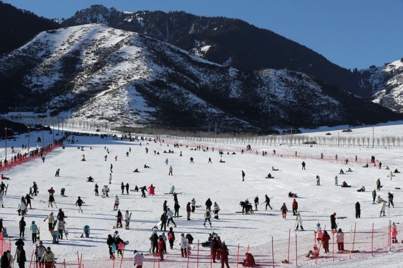 12月7日,众多市民和游客在乌鲁木齐南山白云滑雪场滑雪。天山网-新疆日报记者 李雄心摄