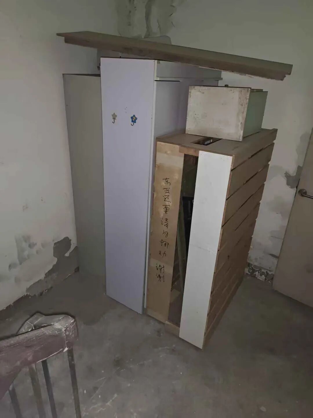 李云发现部分楼层的逃生通道存在堆放易燃杂物的情况。(图/受访者提供)