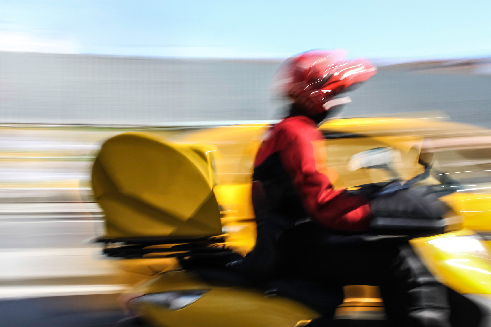 送外卖中。图/视觉中国