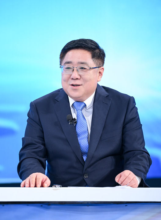 山东省海洋局局长王仁堂在第二十二期“中国经济圆桌会”大型全媒体访谈节目录制现场发言。新华社记者 陈晔华 摄