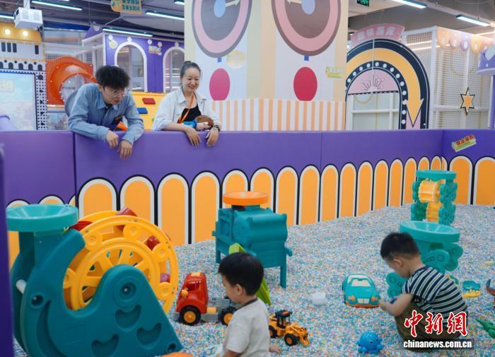 “95后”台青大陆“跨界”：学医、写歌与投资