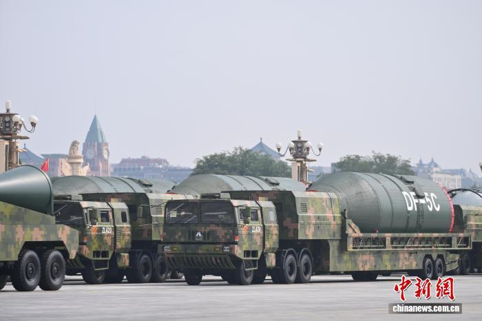 9月3日，纪念中国人民抗日战争暨世界反法西斯战争胜利80周年大会在北京隆重举行。图为核导弹第二方队“东风-5C”液体洲际战略核导弹驶过天安门广场。　 中新网记者 赵文宇 摄