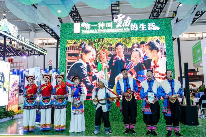 6月19日，工作人员身穿民族服饰在第9届中国—南亚博览会上表演节目。新华社记者胡超摄