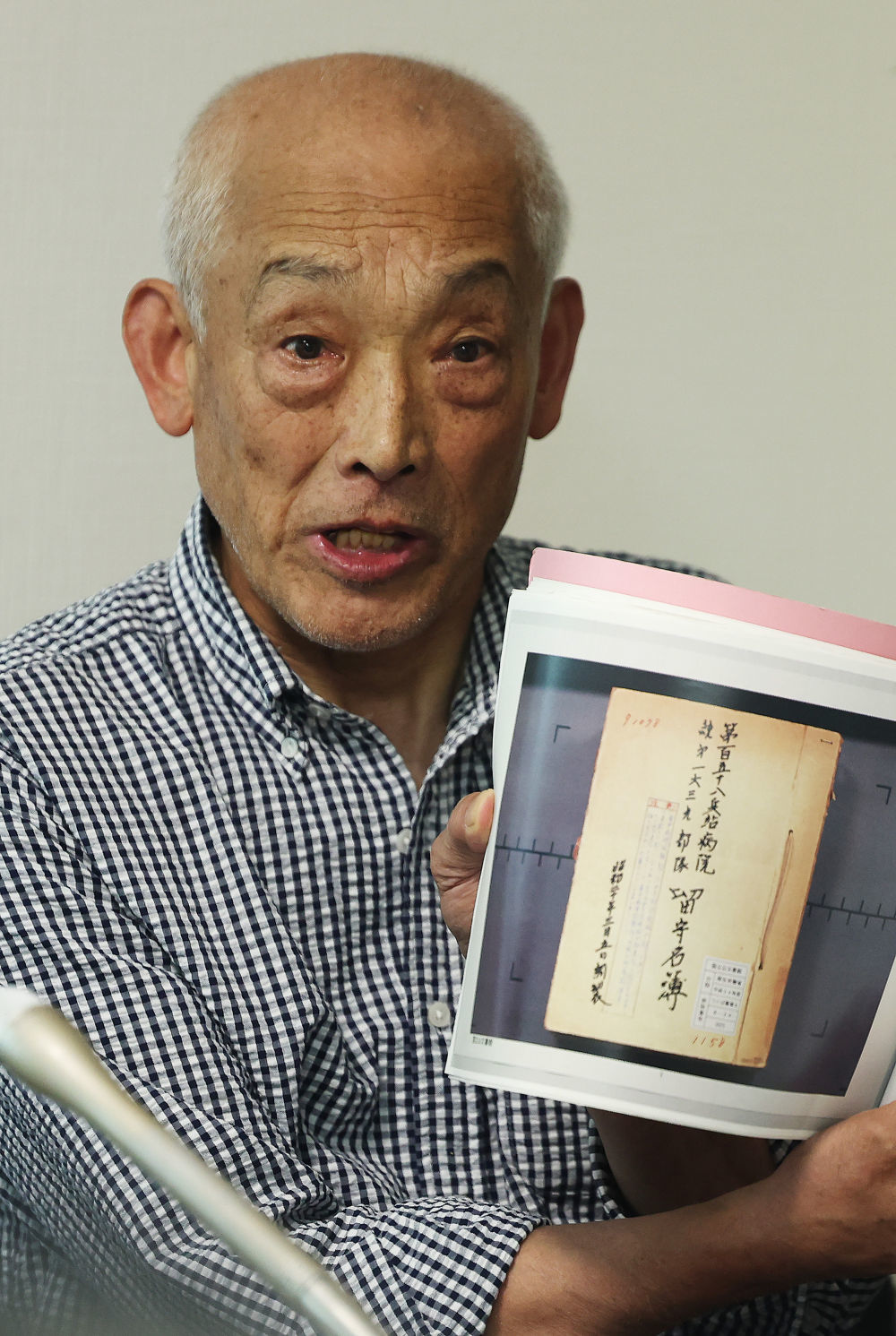 5月14日，在日本东京，竹上胜利在日本国立公文书馆公布侵华日军细菌战部队“登字1644部队”留守名簿后召开的说明会上发言。新华社记者贾浩成摄