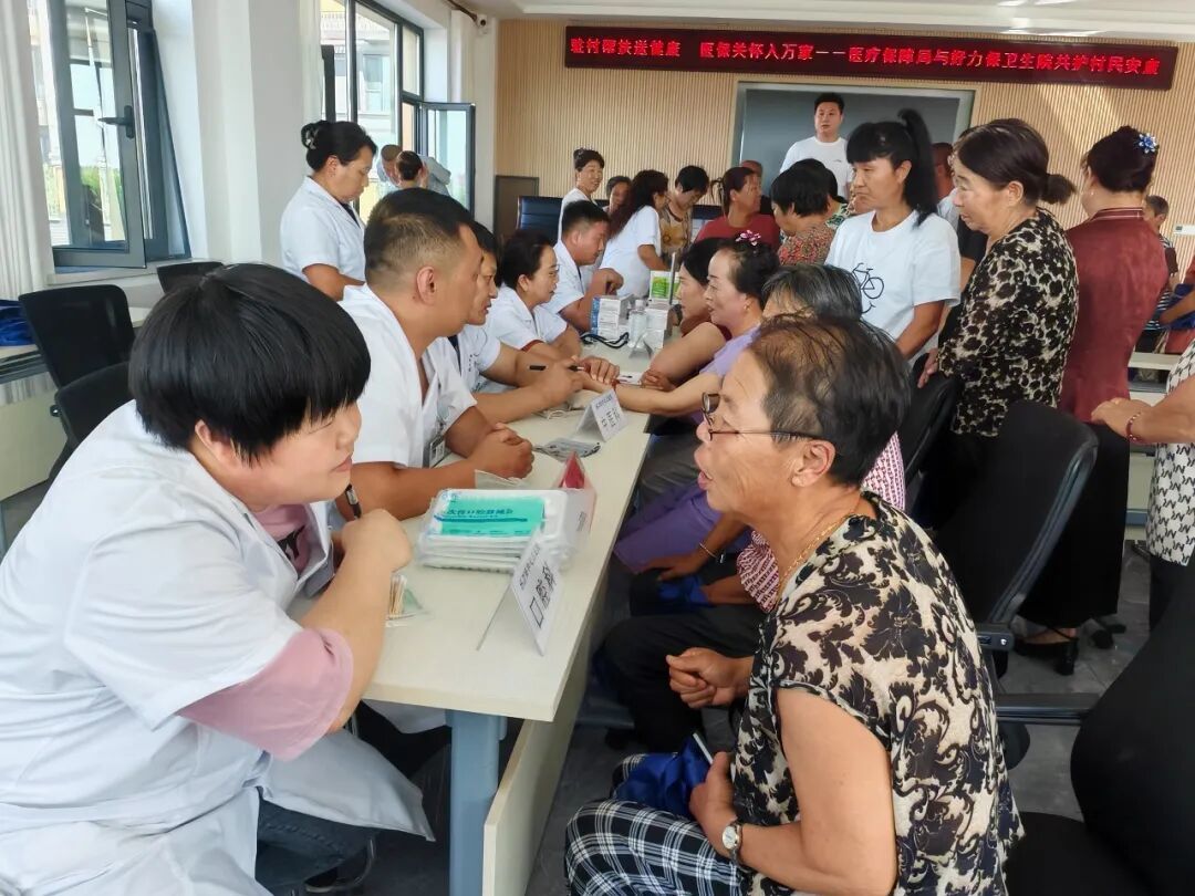 医护人员为五家子村老人提供健康咨询/资料图。