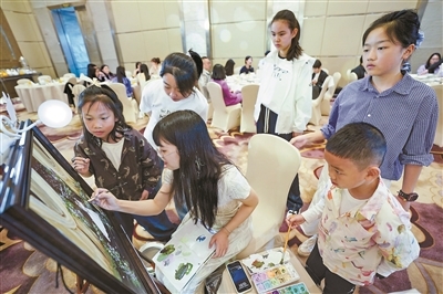 绘画过程吸引小朋友围观