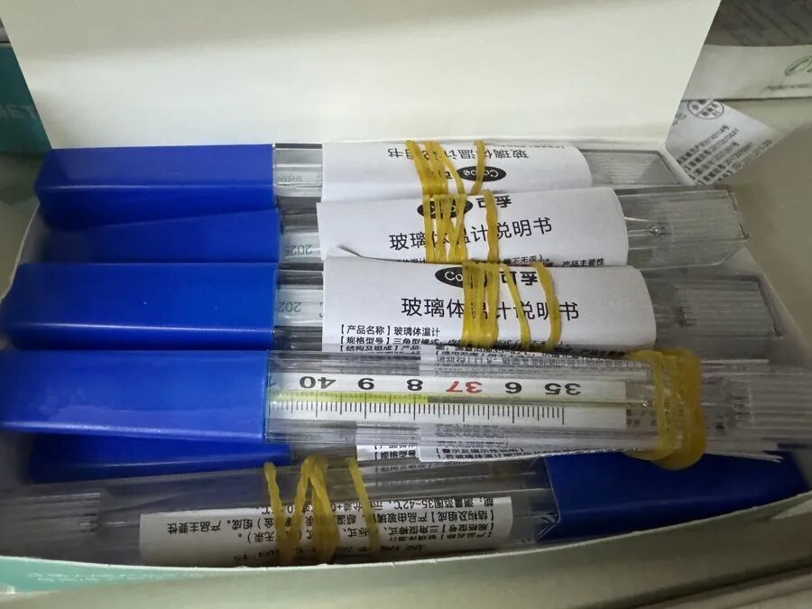 目前,市场上仍有水银体温计销售(作者 摄)