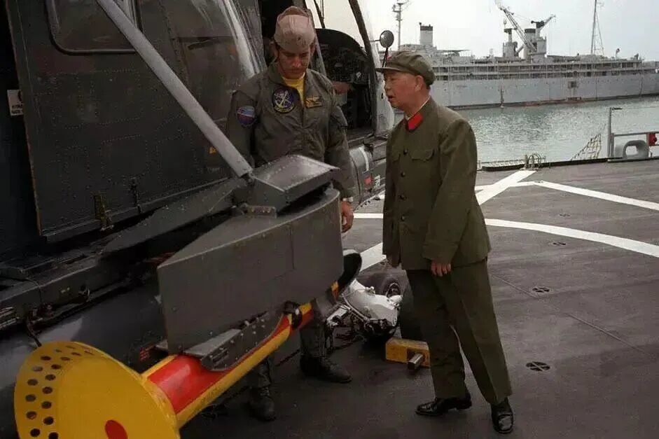 1980年,刘华清将军访美登上美国舰艇,美方以保密为由,不让触碰仪器,为了能看得更清楚一些,将军踮起脚尖,前倾着上身 图源:“央视新闻”微信公众号