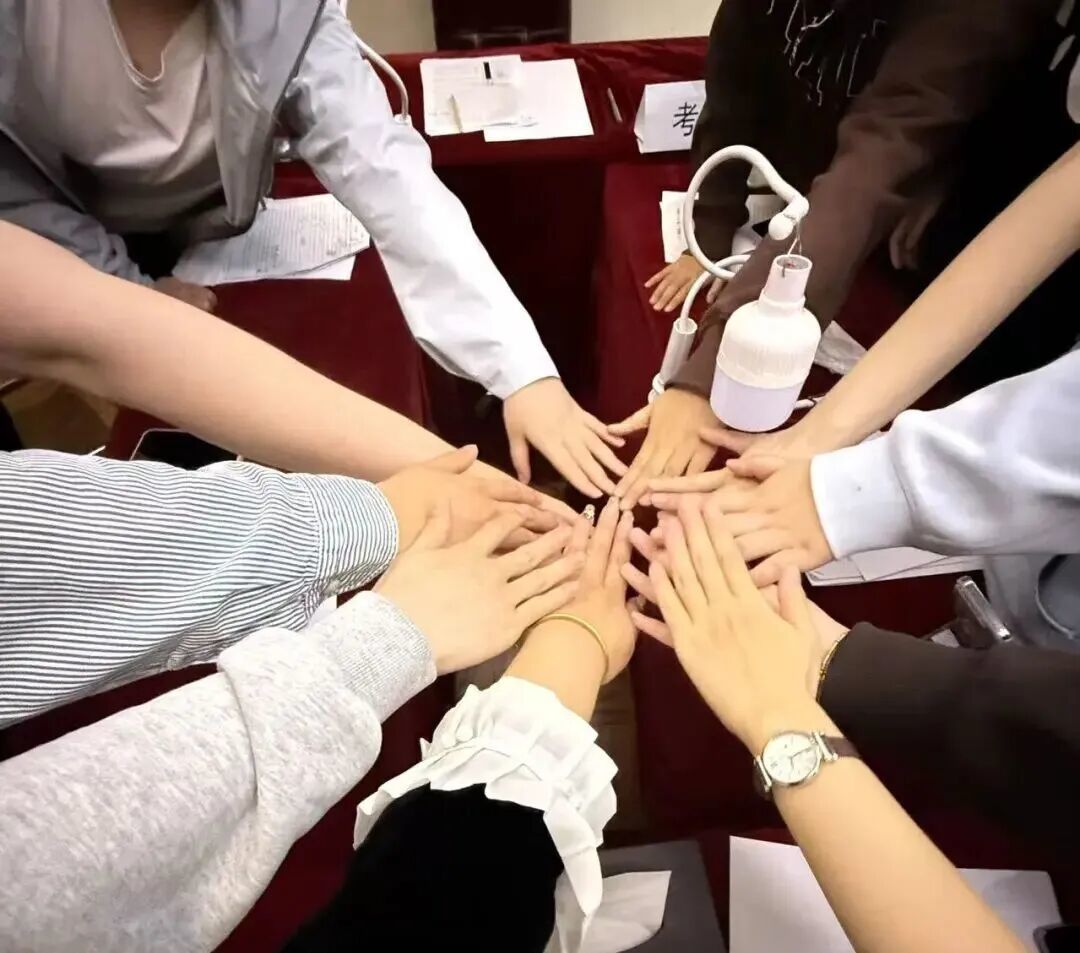 陈羽薇和学生一起加油打气