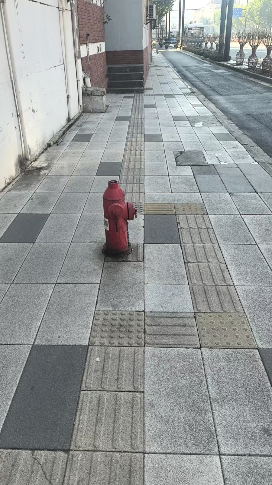 盲道中斷后從墻體另一面延伸出來(lái)