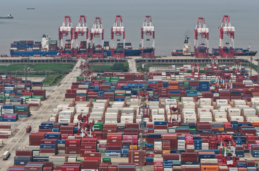 2025年10月24日,上海港集装箱码头车来船往,作业繁忙。视觉中国 图