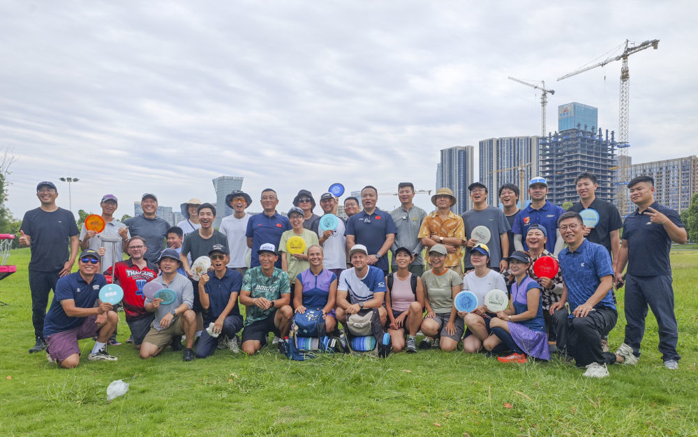 8月11日,在2025年成都世运会掷准飞盘混合双人比赛完赛后,代表爱沙尼亚队参赛的莱特夫妇与中国飞盘爱好者们在活动中合影留念。